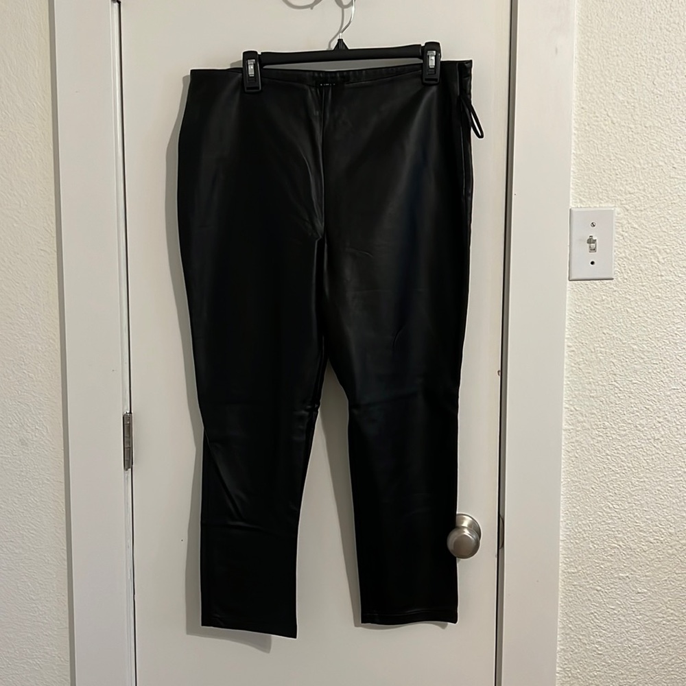 Cropped or short faux leather pant